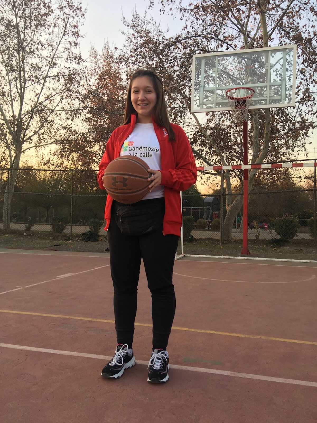 ALUMNA SE SUMA COMO AYUDANTE EN BASQUETBOL