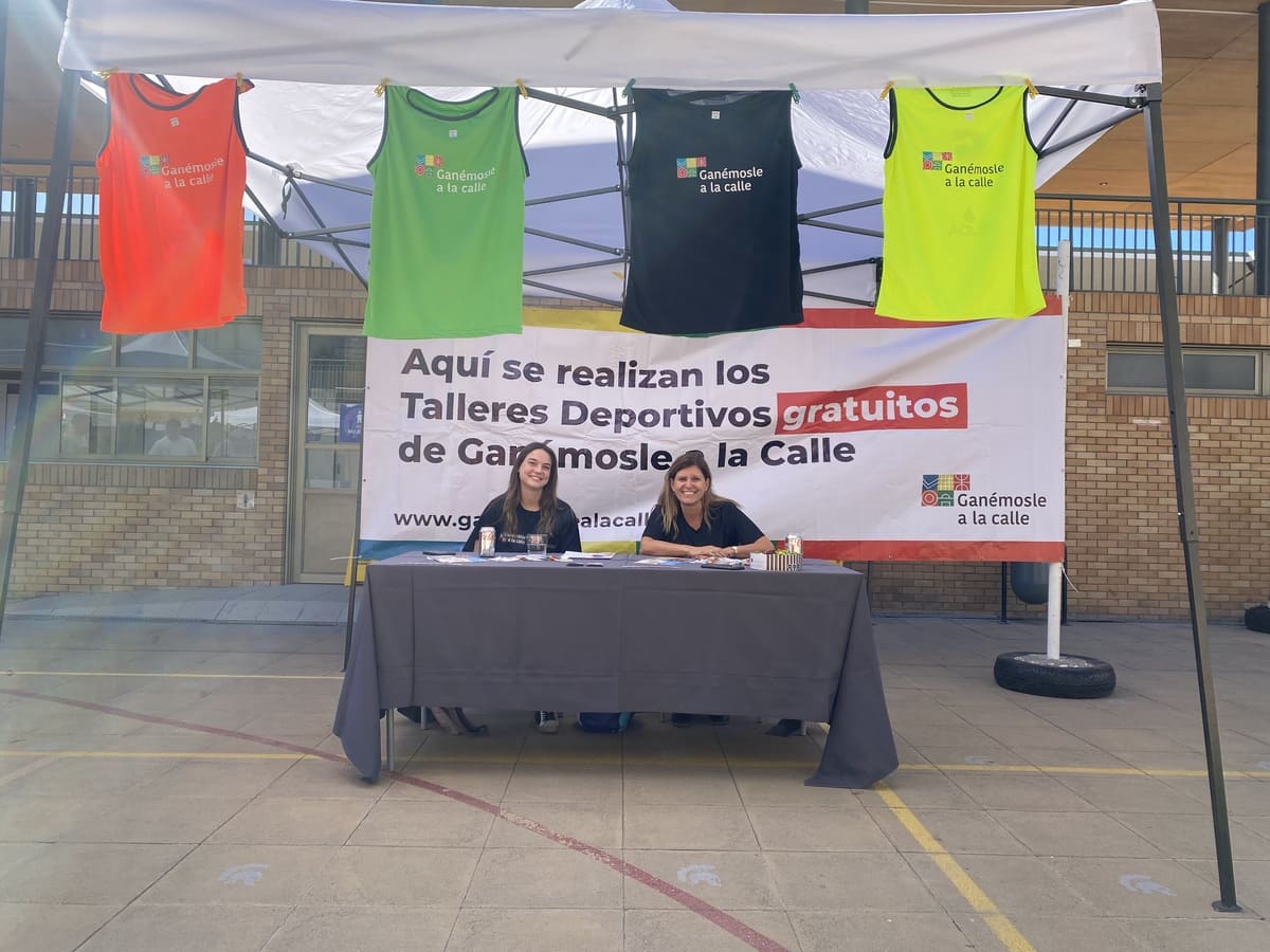 GANEMOSLE A LA CALLE EN FERIA DE APOSTOLADOS COLEGIO EVEREST