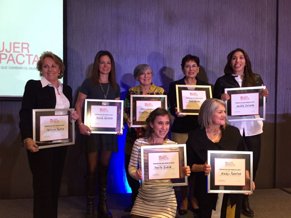 NUESTRA DIRECTORA EJECUTIVA RECIBE PREMIO MUJER IMPACTA