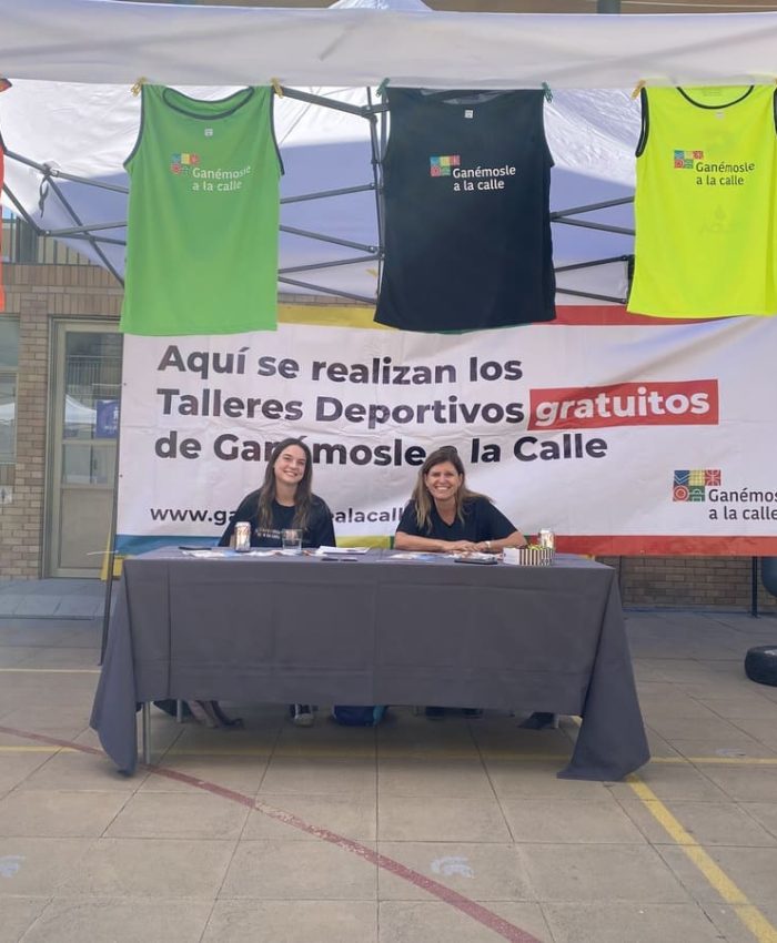 GANEMOSLE A LA CALLE EN FERIA DE APOSTOLADOS COLEGIO EVEREST
