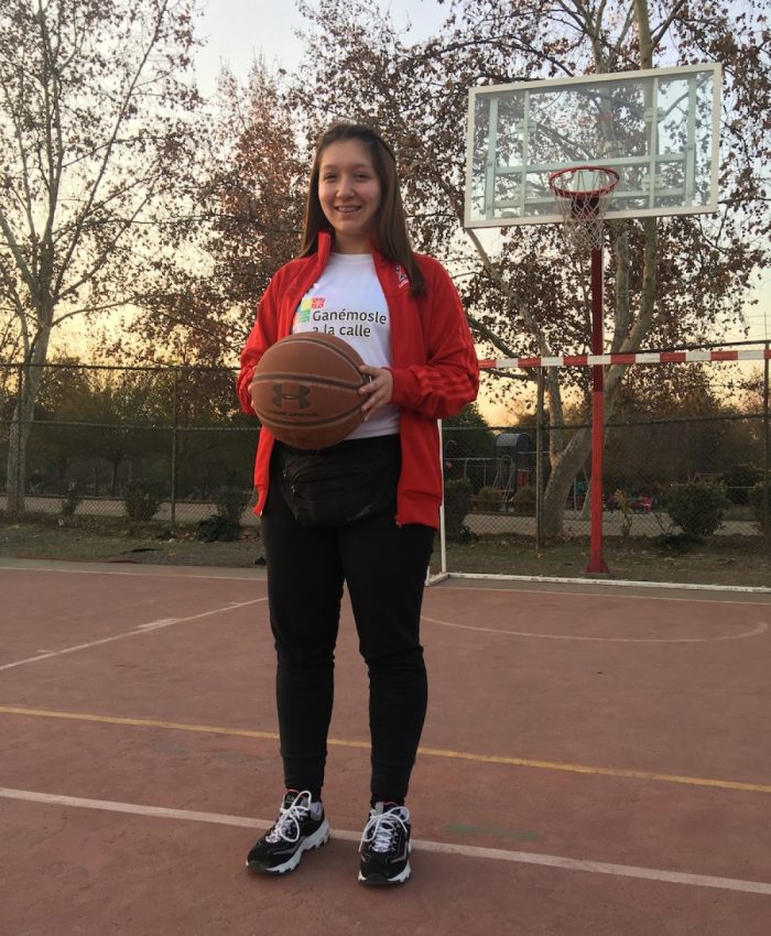 ALUMNA SE SUMA COMO AYUDANTE EN BASQUETBOL