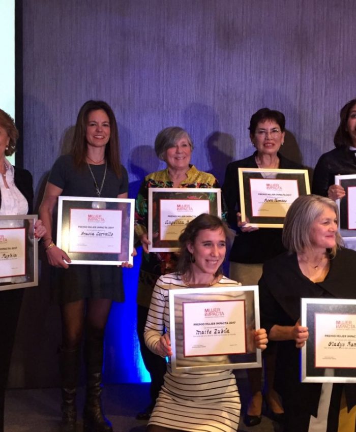 NUESTRA DIRECTORA EJECUTIVA RECIBE PREMIO MUJER IMPACTA